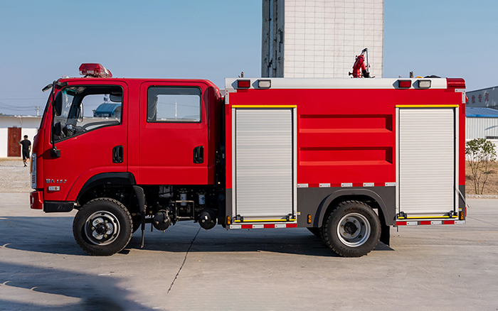 随专四驱水罐消防车