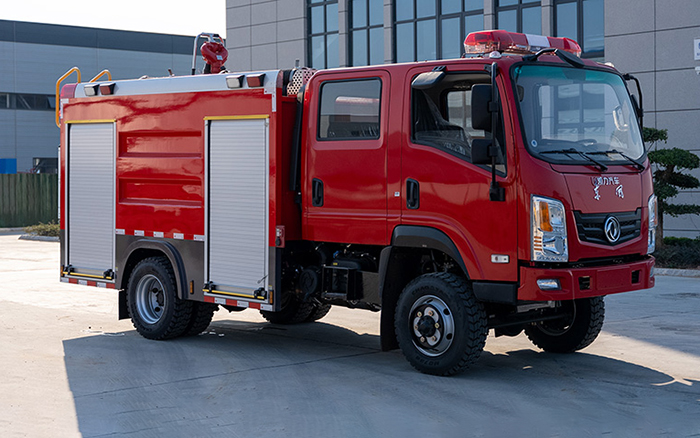 随专四驱水罐消防车