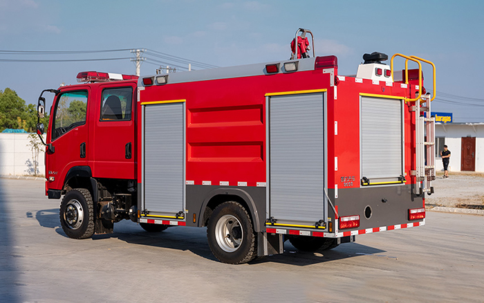 随专四驱水罐消防车
