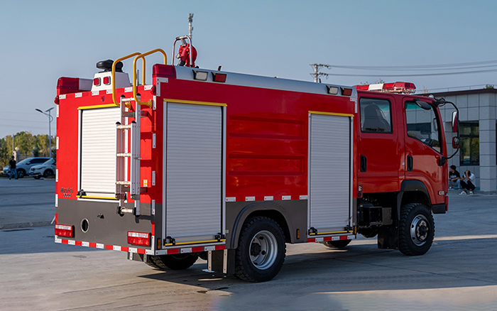 随专四驱水罐消防车