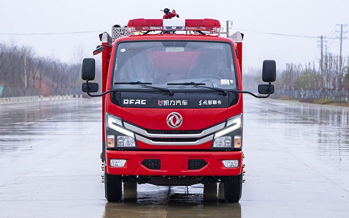 东风小多利卡内藏水罐消防车