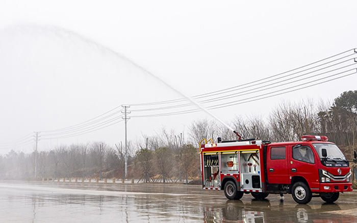 东风小多利卡内藏水罐消防车