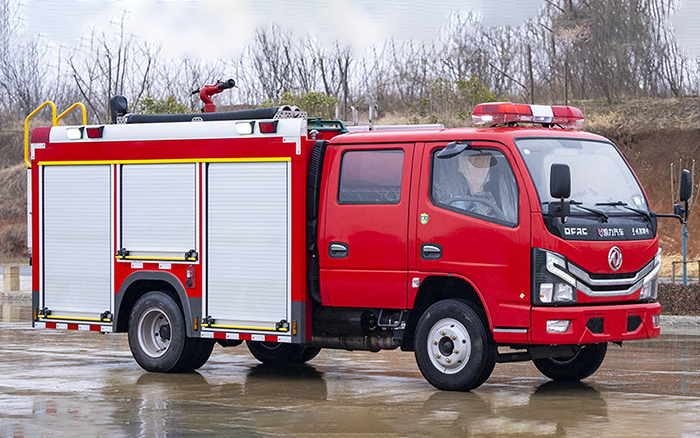 东风小多利卡内藏水罐消防车
