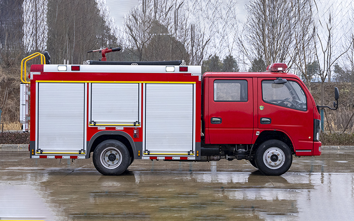东风小多利卡内藏水罐消防车