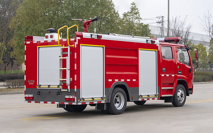 东风大多利卡外露水罐消防车