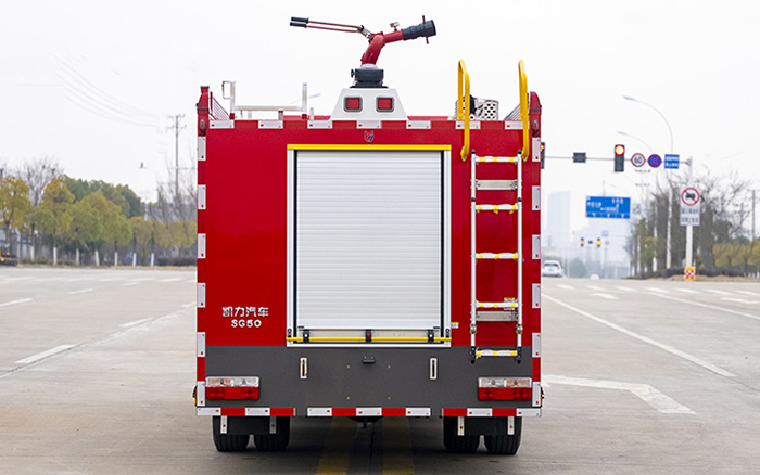 东风大多利卡外露水罐消防车