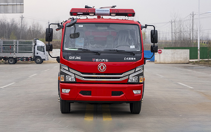 东风大多利卡外露水罐消防车