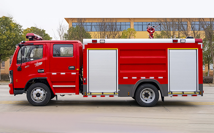 东风大多利卡外露水罐消防车