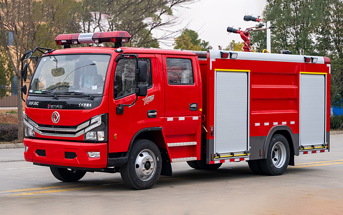 东风大多利卡外露水罐消防车