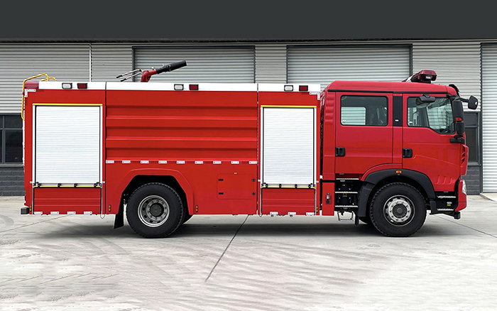 豪沃单桥外露水罐消防车