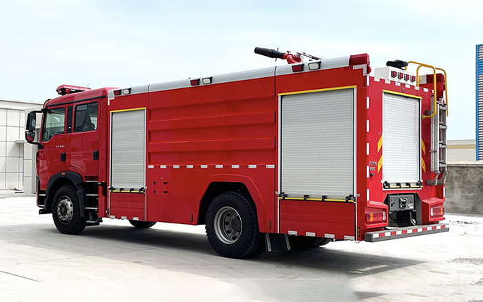 豪沃单桥外露水罐消防车