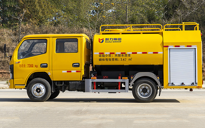 东风小多利卡双排消防洒水车