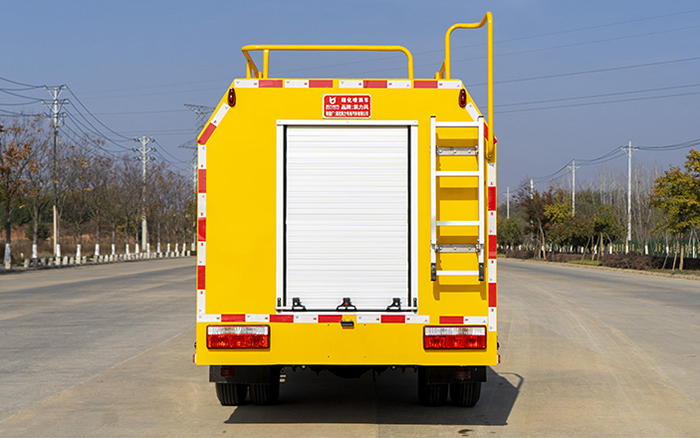 东风小多利卡双排消防洒水车