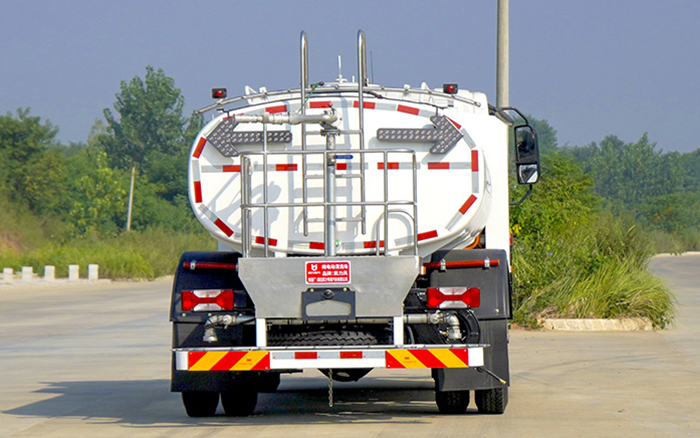 上汽跃进纯电路面清洗车