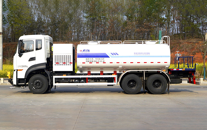 东风天龙纯电绿化喷洒车