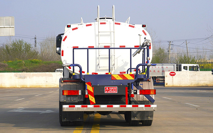 东风天龙纯电绿化喷洒车