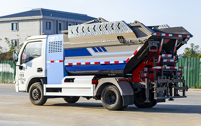 上汽跃进纯电自装卸式垃圾车