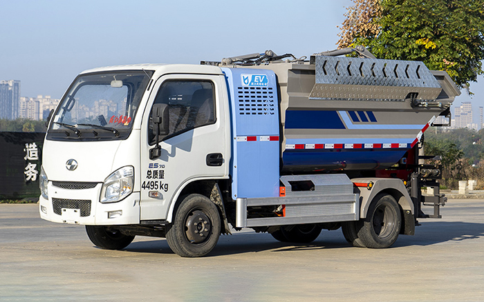 上汽跃进纯电自装卸式垃圾车