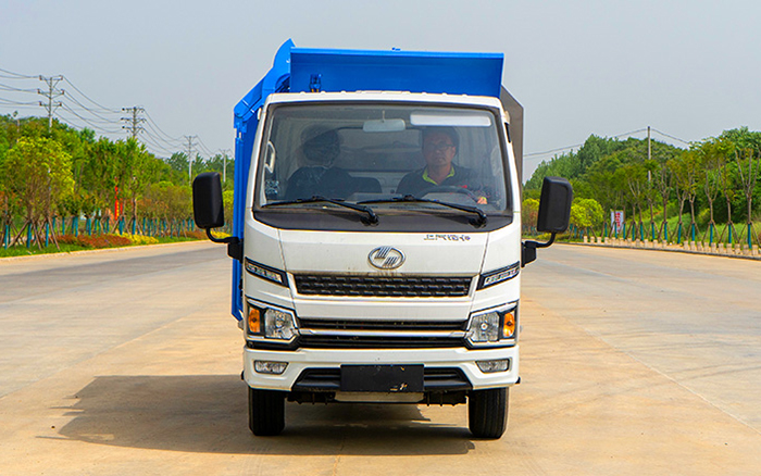 上汽跃进纯电自装卸式垃圾车