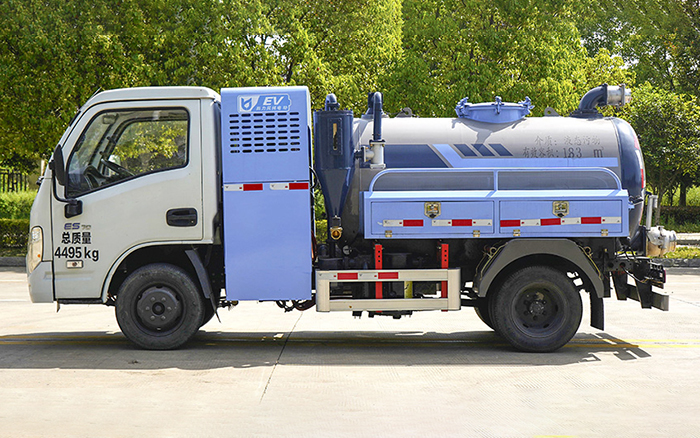 上汽跃进纯电吸粪车