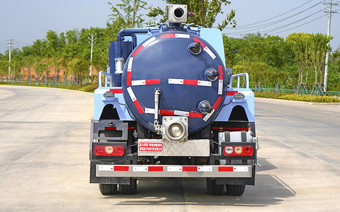 上汽跃进纯电吸粪车