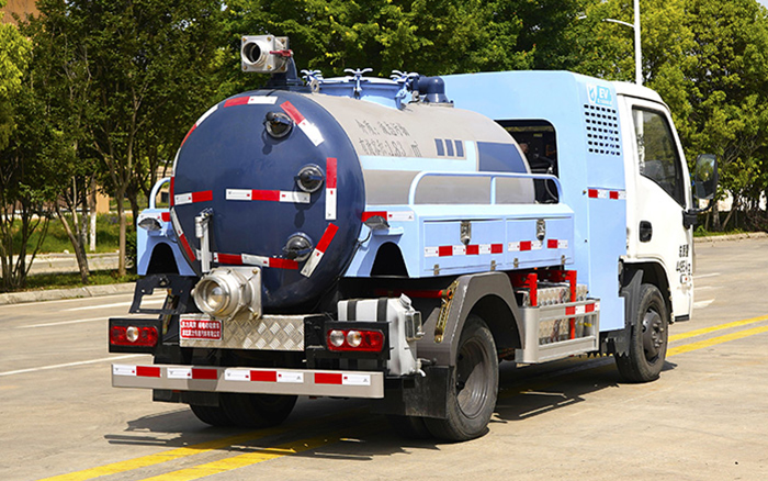 上汽跃进纯电吸粪车