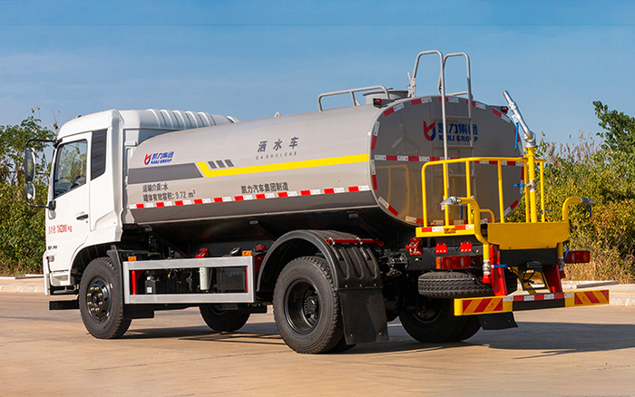东风天锦洒水车