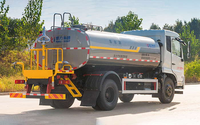 东风天锦洒水车