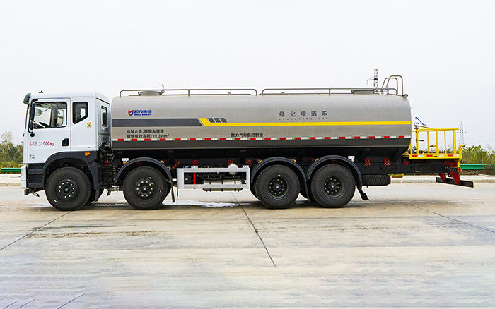 华神前四后八洒水车