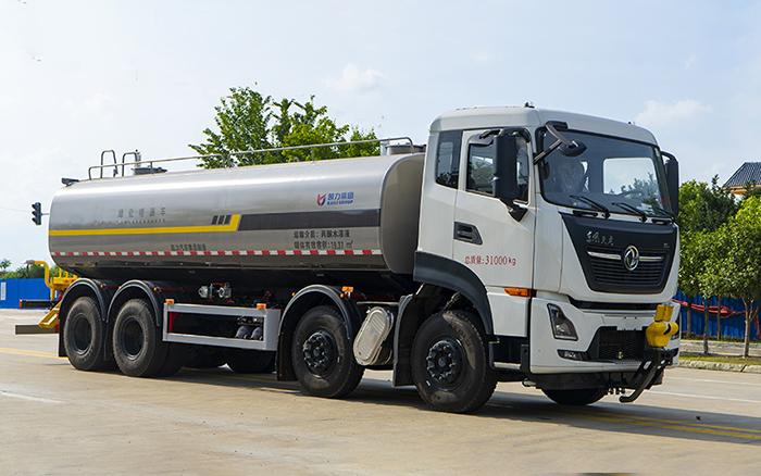 天龙前四后八洒水车