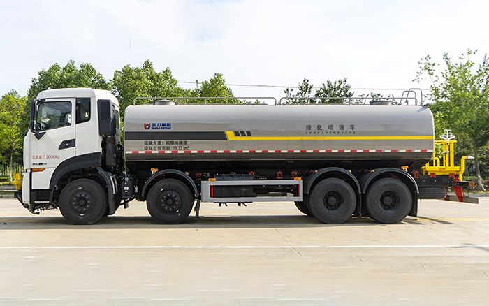 天龙前四后八洒水车