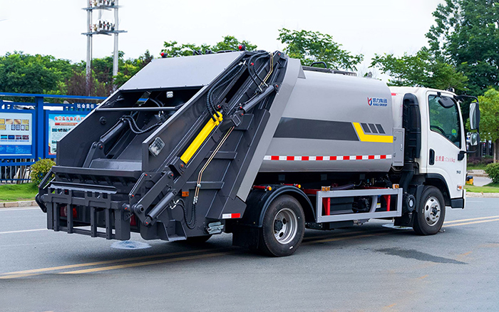 柳汽乘龙L2压缩式垃圾车