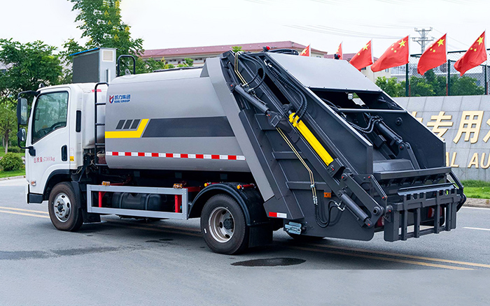 柳汽乘龙L2压缩式垃圾车