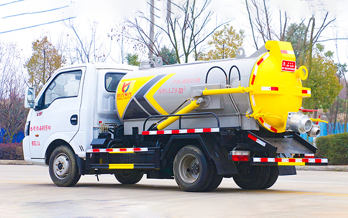 东风途逸吸污车