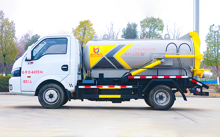 东风途逸吸污车