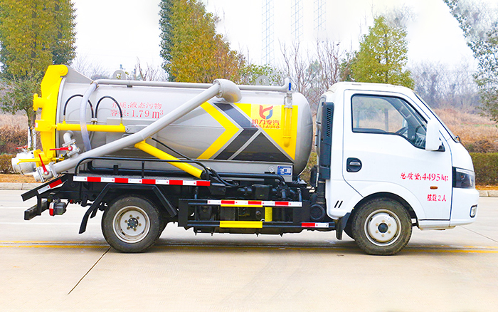 东风途逸吸污车