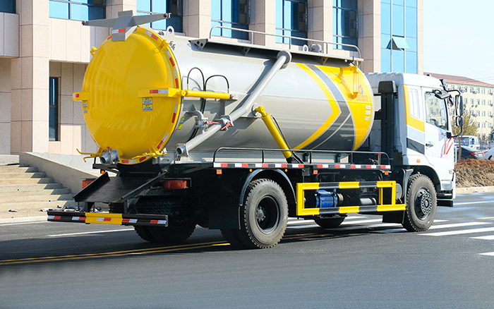 东风华神KL5吸污车