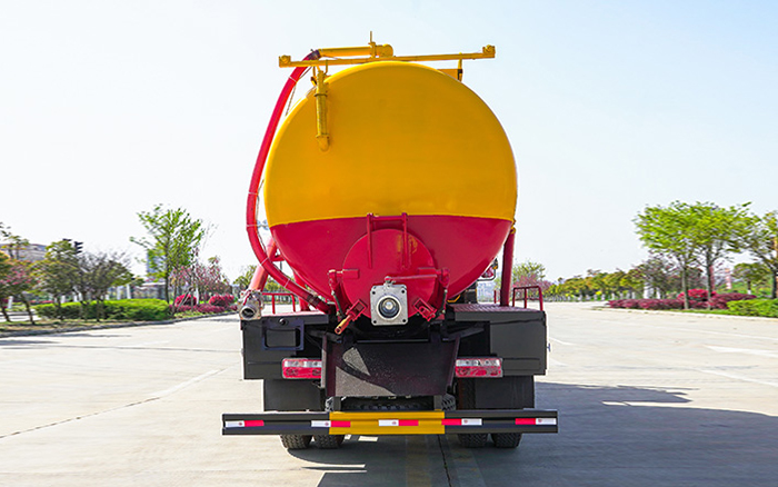 福田小三轴吸污车