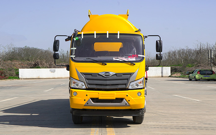 福田小三轴吸污车