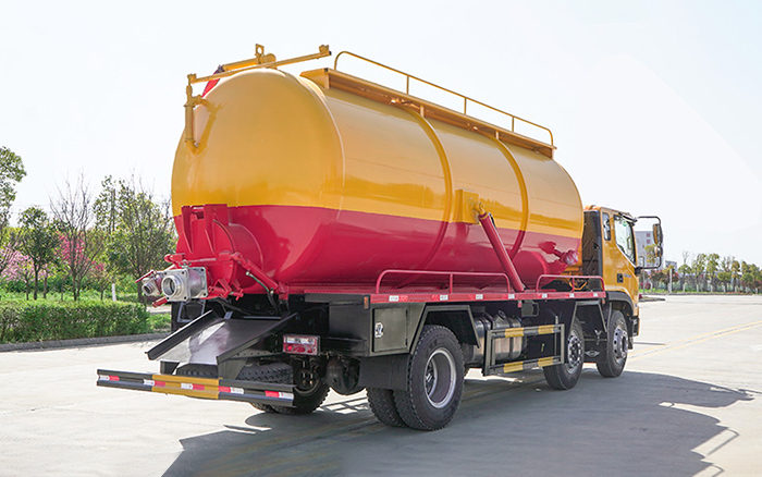 福田小三轴吸污车