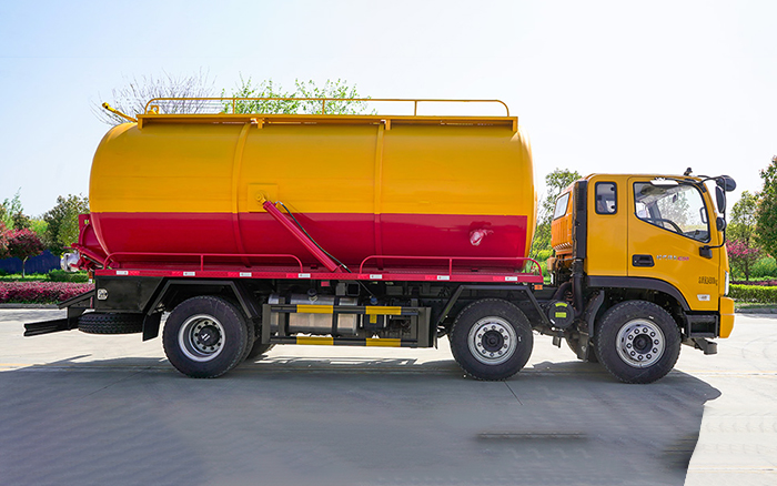 福田小三轴吸污车