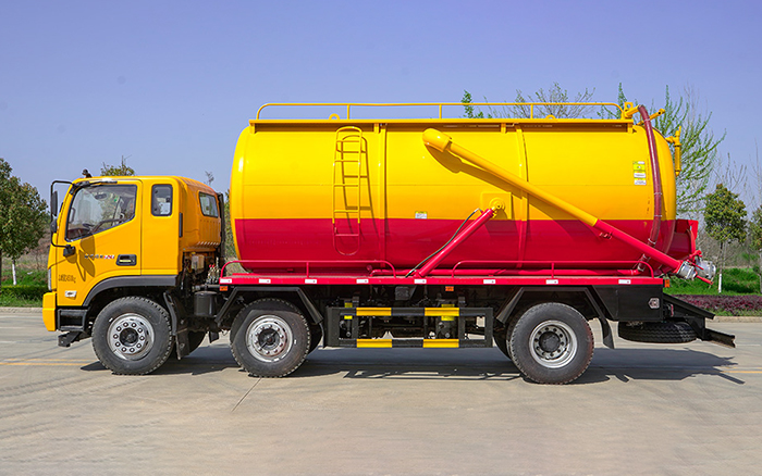 福田小三轴吸污车