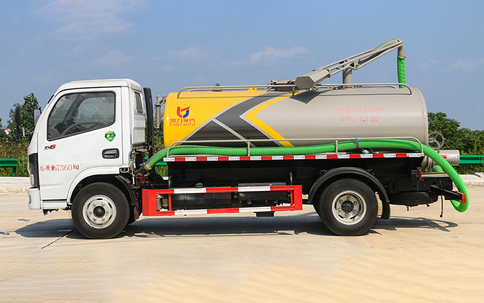 东风小多利卡吸粪车