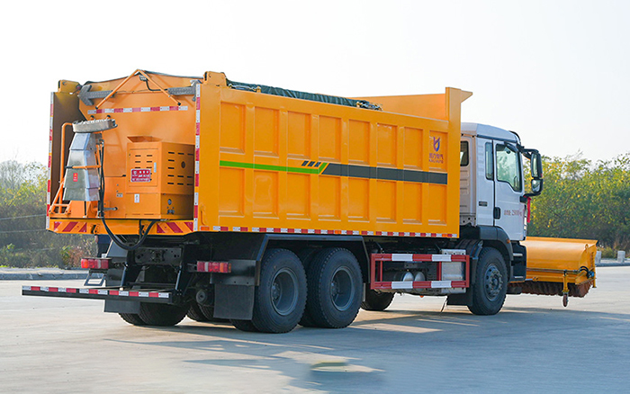 重汽后双桥除雪车