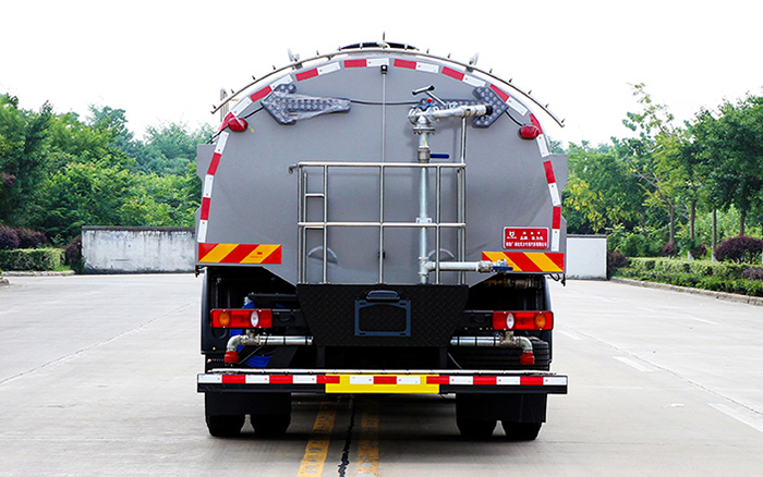 天锦路面养护车