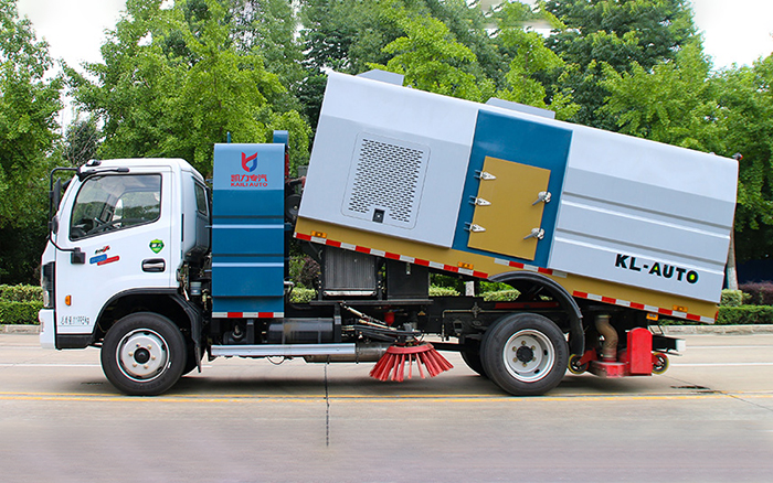 大多利卡后置吸尘车