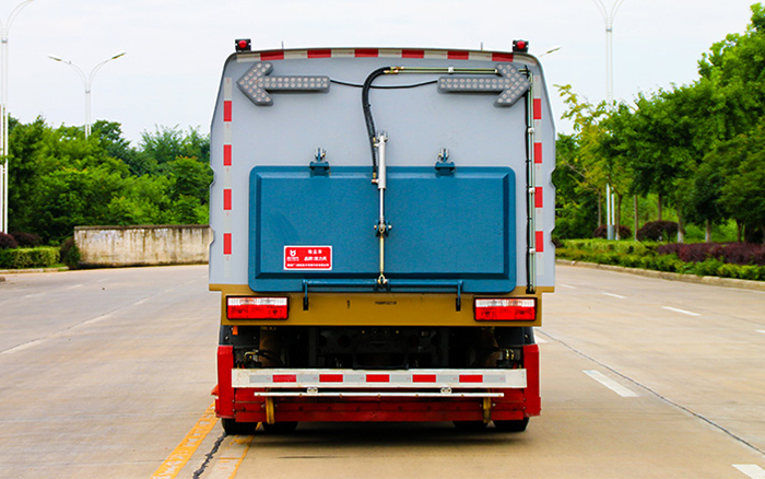 大多利卡后置吸尘车