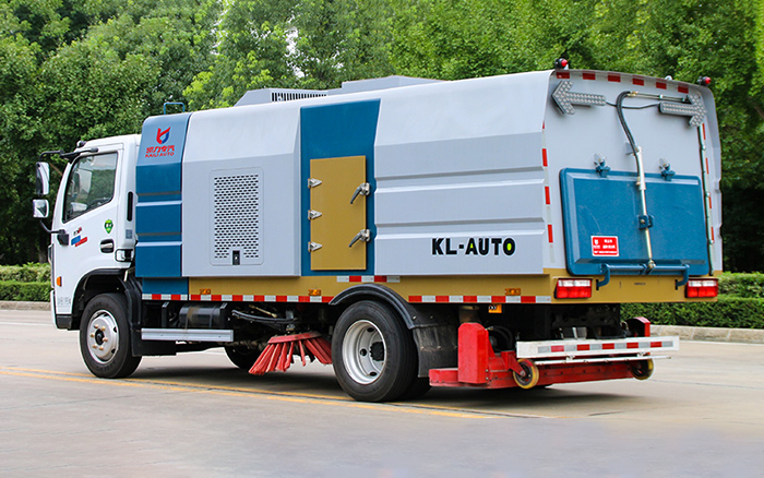 大多利卡后置吸尘车