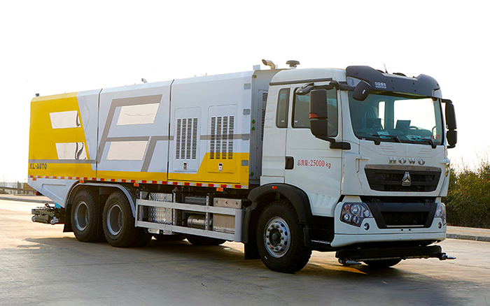 重汽豪沃后双桥深度保洁车