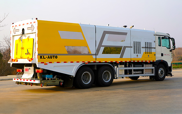 重汽豪沃后双桥深度保洁车